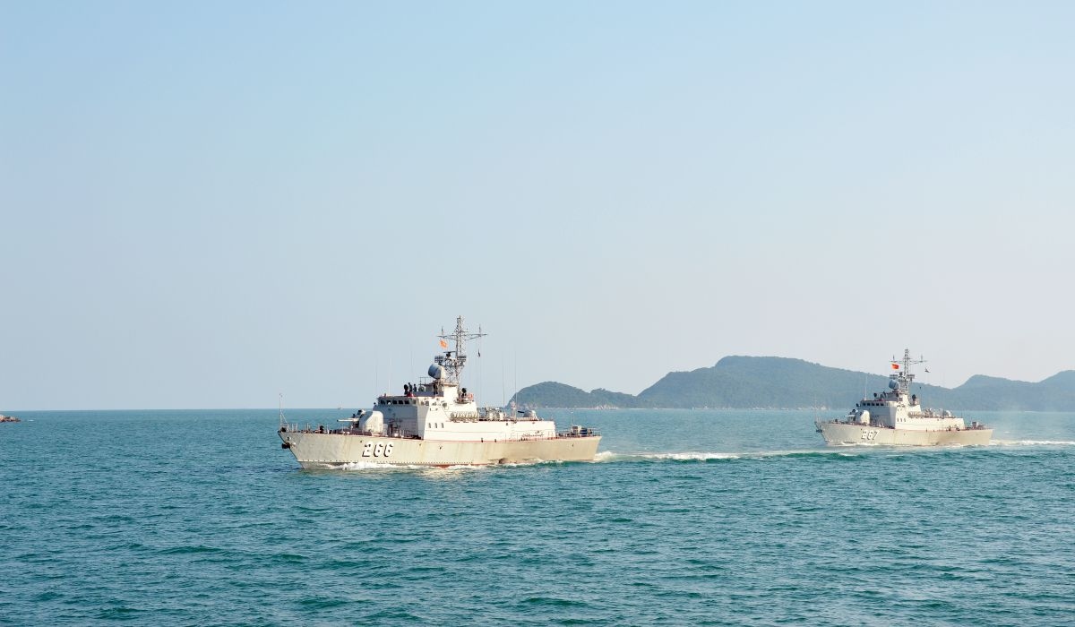 Biên đội tàu Lữ đoàn 170 huấn luyện thực hành trên biển. Ảnh: Vùng 1 Hải quân cung cấp.