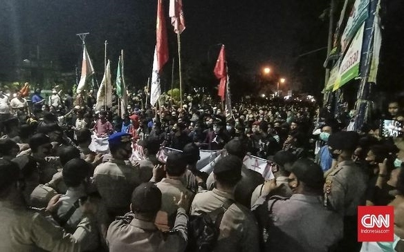 Cảnh sát cố gắng giải tán đám đông biểu tình tại Banten. Ảnh: CNN Indonesia.