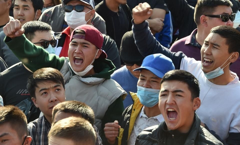 Kyrgyzstan đóng cửa biên giới, ít nhất 3 nhóm tuyên bố nắm quyền