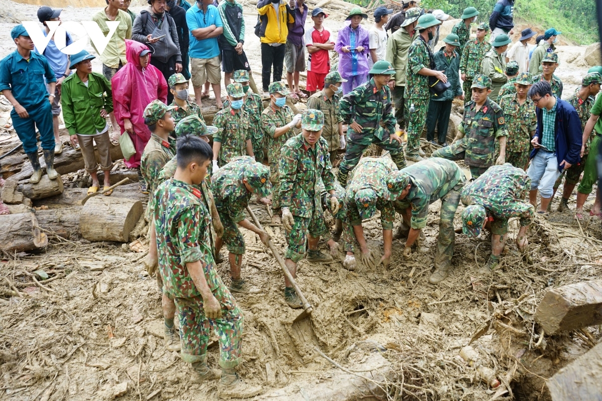 Bộ đội dầm mưa tìm người mất tích ở Trà Leng 