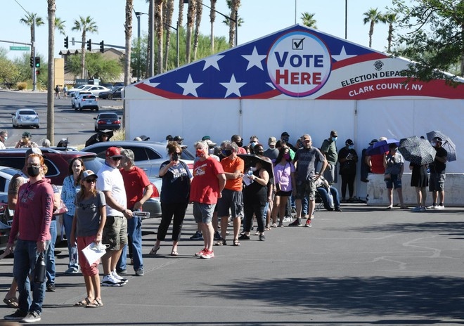 Các cử tri xếp hàng vào bỏ phiếu trực tiếp tại thành phố Las Vegas, Mỹ. Ảnh: AFP.