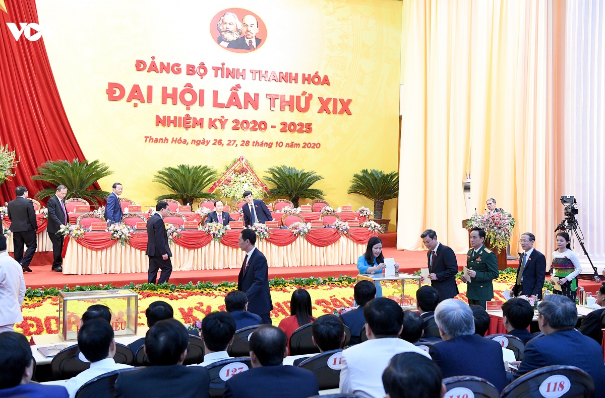 Các đại biểu bỏ phiếu lựa chọn nhân sự tại Đại hội đại biểu Đảng bộ tỉnh Thanh Hoá