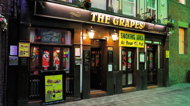 Các quán bar ở Đông bắc nước Anh sẽ bị đóng cửa. (Ảnh: The Guardian)
