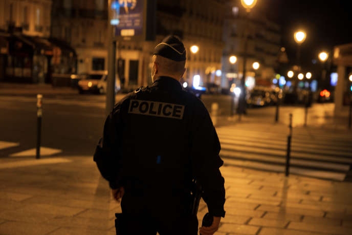 Cảnh sát Pháp tăng cường kiểm tra phong tỏa. Ảnh: Le Monde