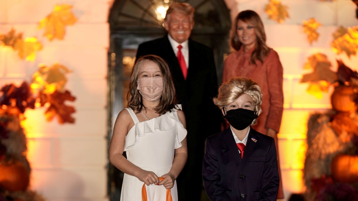 Tổng thống Trump và phu nhân bất ngờ gặp cặp đôi nhí đóng vai mình dịp Halloween