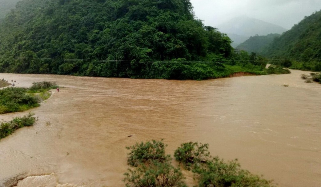 Nước lũ từ thượng nguồn đổ về sông Đakrông.