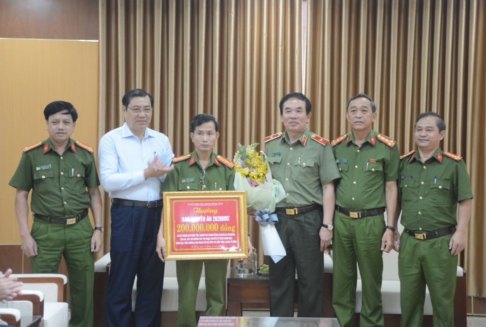 Chủ tịch UBND thành phố Đà Nẵng Huỳnh Đức Thơ (áo trắng) khen thưởng Ban chuyên án số tiền 200 triệu đồng.