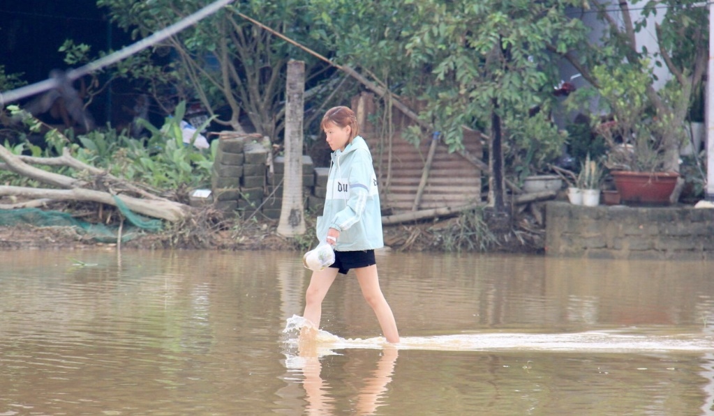 Hàng trăm hộ dân Đà Nẵng thiếu nước sạch sau lũ