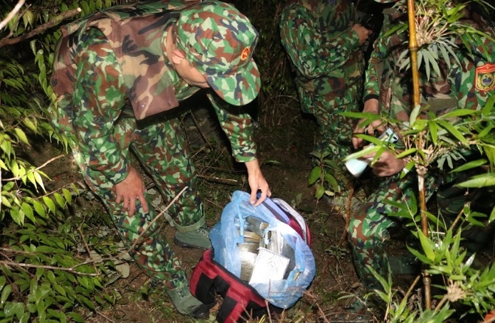 Nhóm đối tượng nổ súng chống trả, bỏ lại ba lô chứa 30 bánh heroin