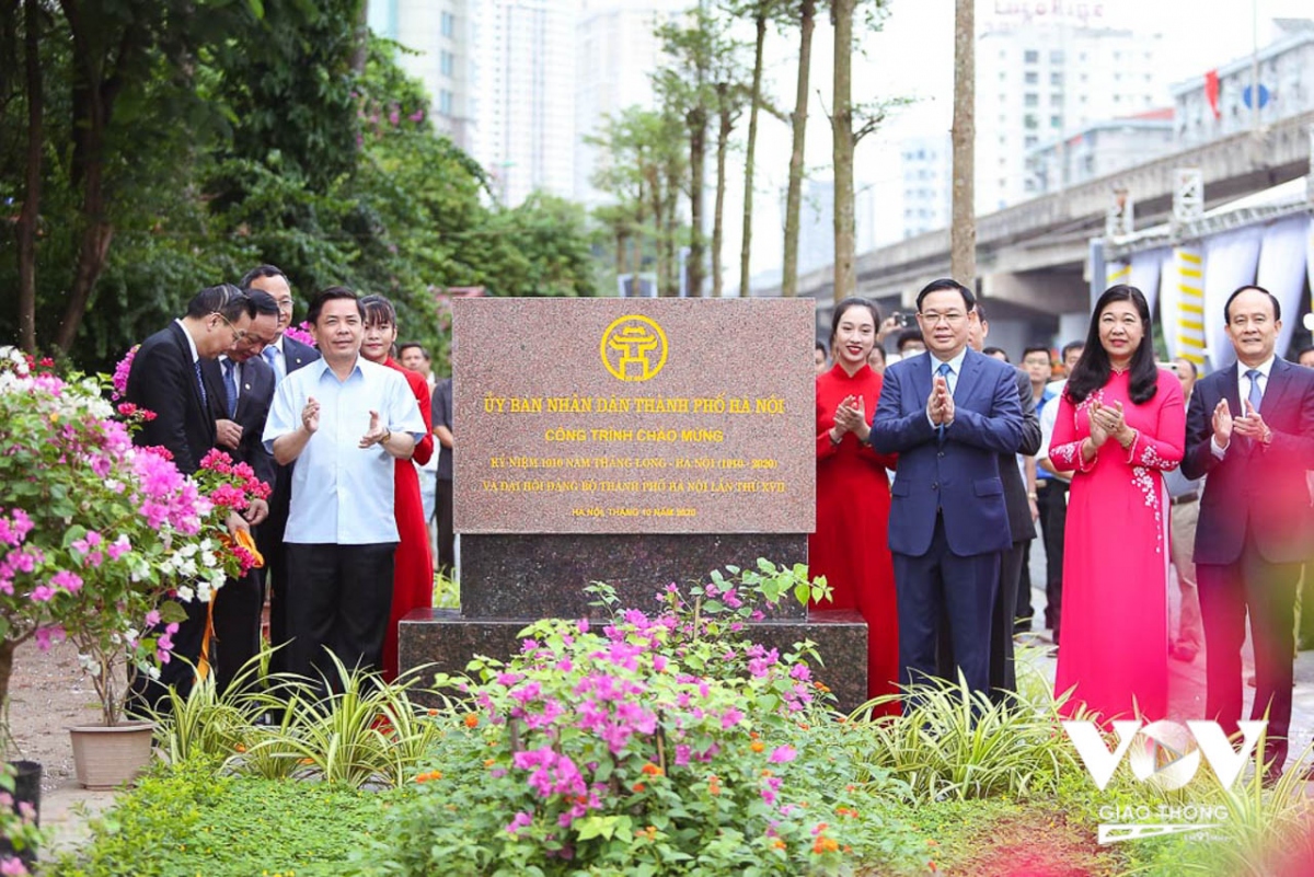 Các đại biểu thực hiện nghi thức gắn biển Công trình chào mừng Kỷ niệm 1010 năm Thăng Long - Hà Nội (1010 - 2020) và Đại hội Đảng bộ thành phố Hà Nội lần thứ XVII. 