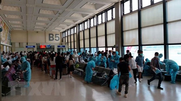Công dân Việt Nam về nước an toàn tại sân bay quốc tế Cần Thơ. Ảnh: TTXVN