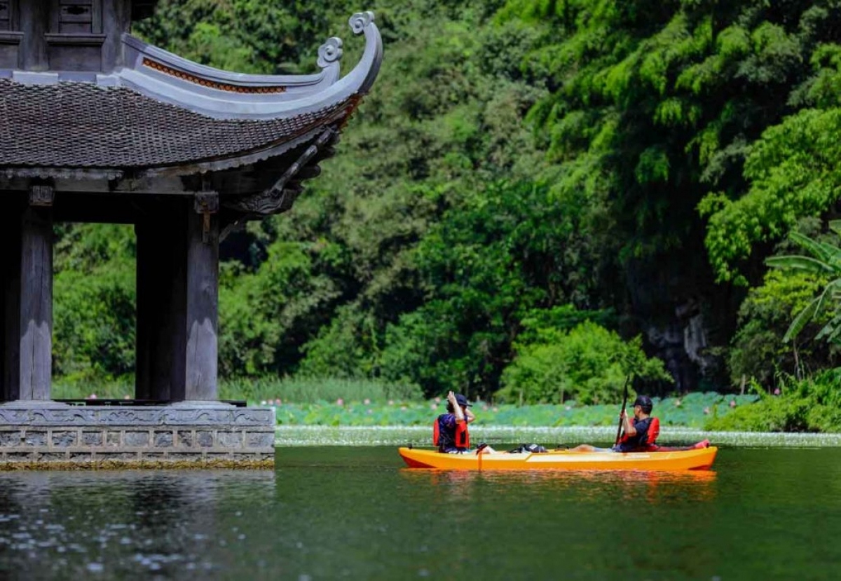 Chèo kayak tại khu sinh thái Tràng An là một sản phẩm du lịch mới tại Ninh Bình. Ảnh: KDL Sinh thái Tràng An