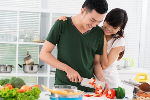Anh ấy dành thời gian bên cạnh bạn và gia đình, tự tay vào bếp nấu món ăn bạn thích. Như vậy cũng tốt hơn những món quà phù phiếm kia rồi (Ảnh minh họa internet)