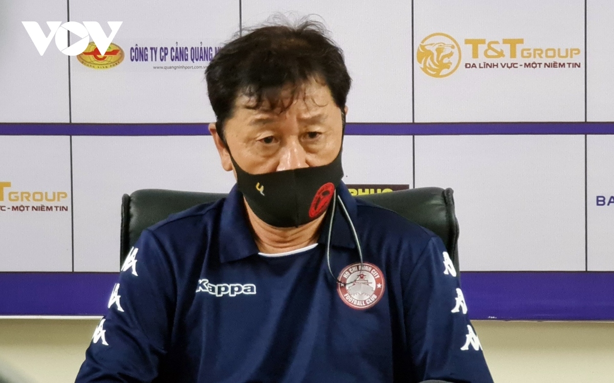 "Sốc" vì CLB TPHCM thua Hà Nội FC, HLV Chung Hae Seong bỏ họp báo?