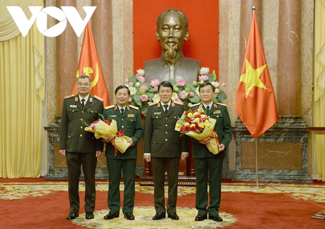 Đại diện Bộ Công an tặng hoa chúc mừng hai tướng quân đội được thăng quân hàm.