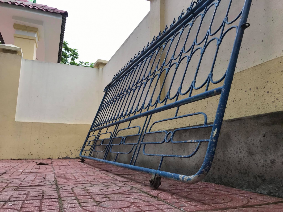 Cánh cổng sắt trường tiểu học đổ sập đè lên chân 1 học sinh