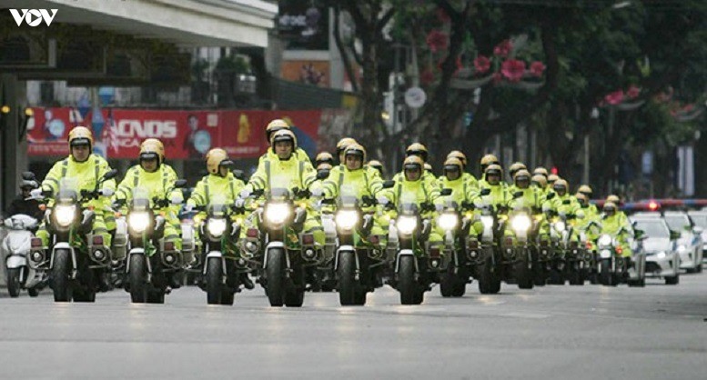 Công an Thủ đô tiến hành phân luồng giao thông nhiều tuyến phố lớn nhỏ để để phục vụ Đại hội Đại biểu lần thứ XVII Đảng bộ TP Hà Nội.