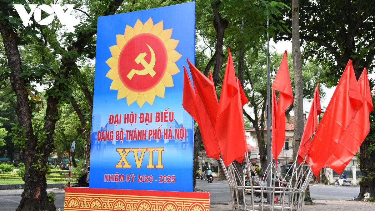 Đường phố Hà Nội rực rỡ cờ hoa trước thềm Đại hội Đảng bộ thành phố lần thứ 17