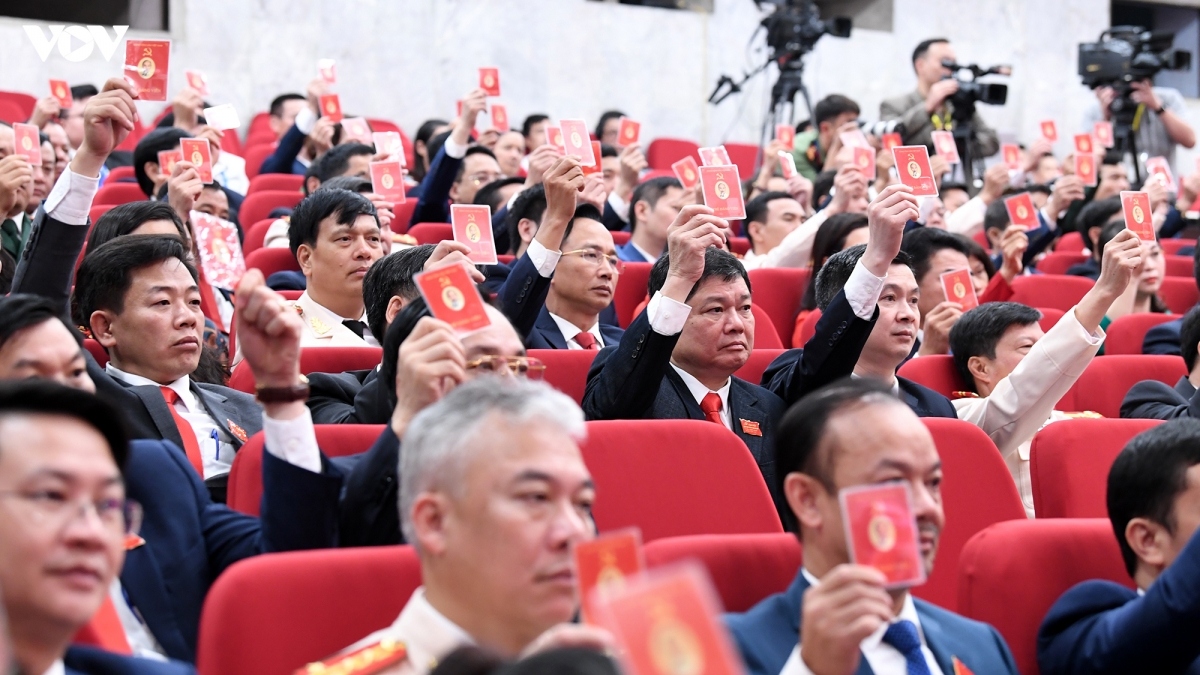 Các đại biểu dự Đại hội đại biểu Thành phố Hà Nội biểu quyết thông qua số lượng uỷ viên Ban Chấp hành khoá XVII.