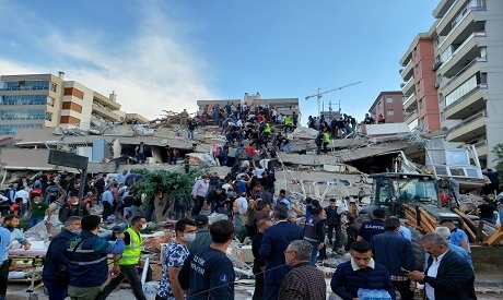 Hình ảnh tìm kiếm nạn nhân sau vụ động đất tại thành phố duyên hải Izmir của Thổ Nhĩ Kỳ ngày 30/10. Ảnh: Reuters
