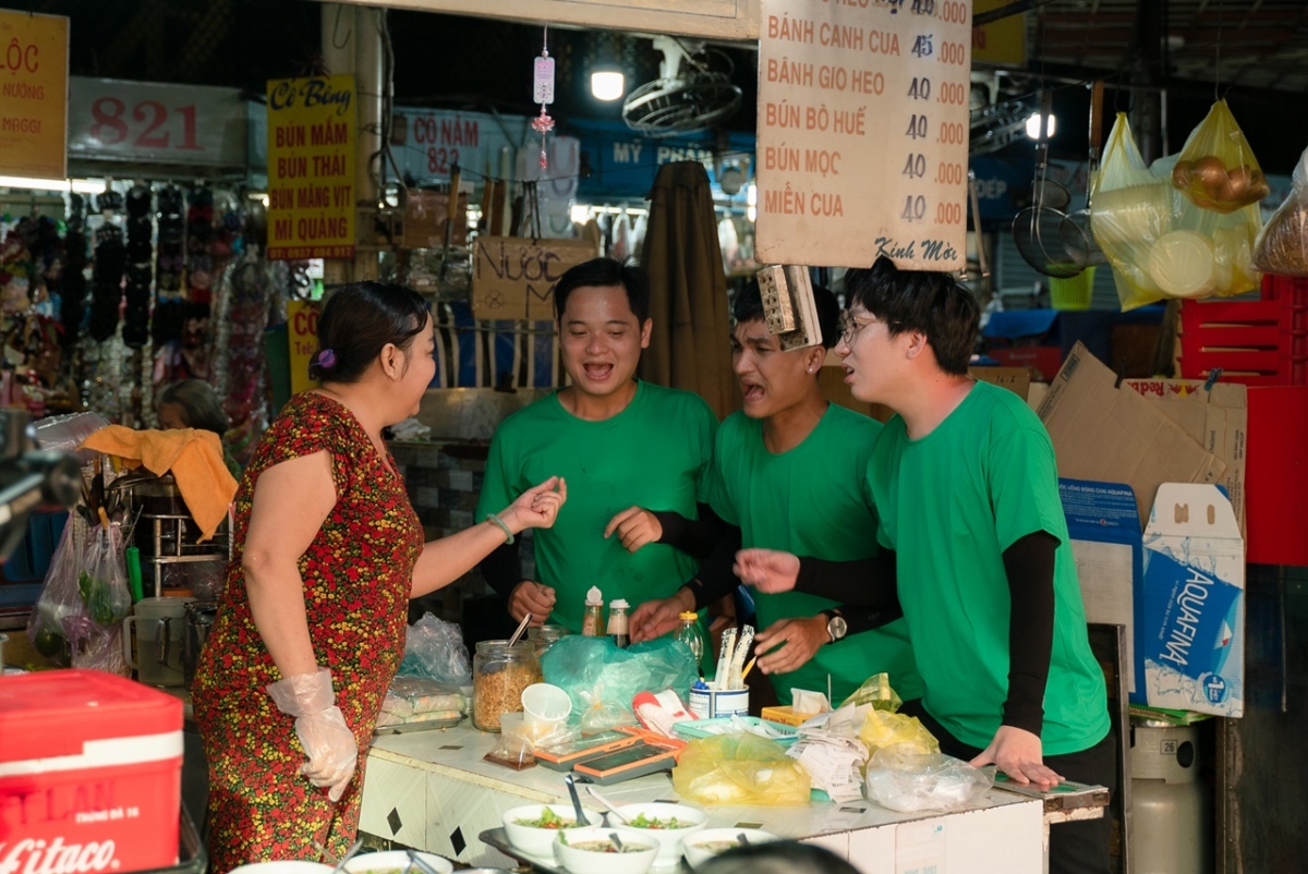 Mạc Văn Khoa - Phát La "hú hồn" khi thấy "chị ca nô" Lê Nhân bưng bê hủ tiếu