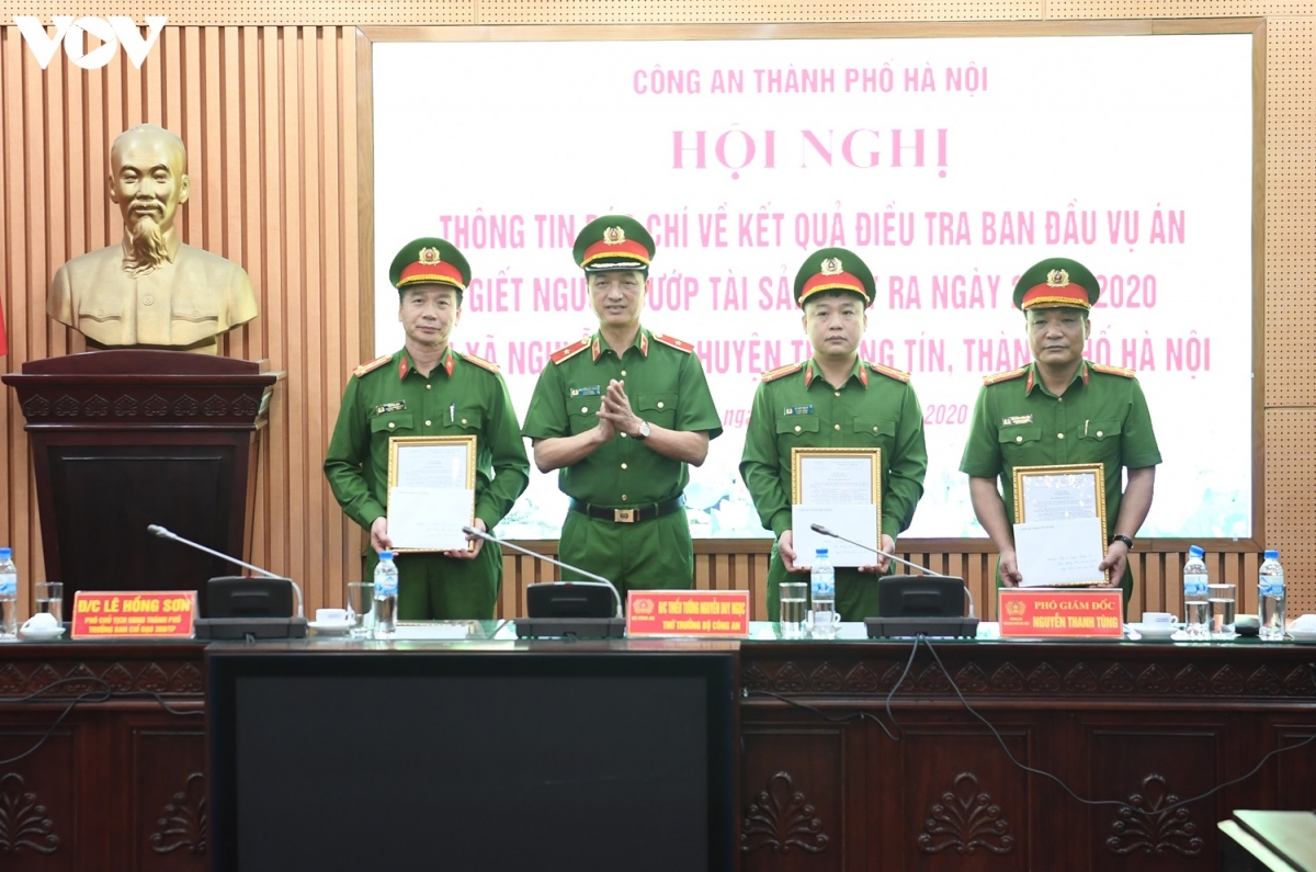 Thứ trưởng Bộ Công an Nguyễn Duy Ngọc trao thưởng cho các cá nhân, đơn vị có thành tích xuất sắc trong việc phá án. (Ảnh: Trọng Phú)