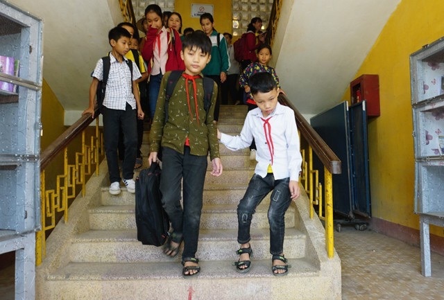 Cậu bé người Thái 7 năm cõng bạn đến trường