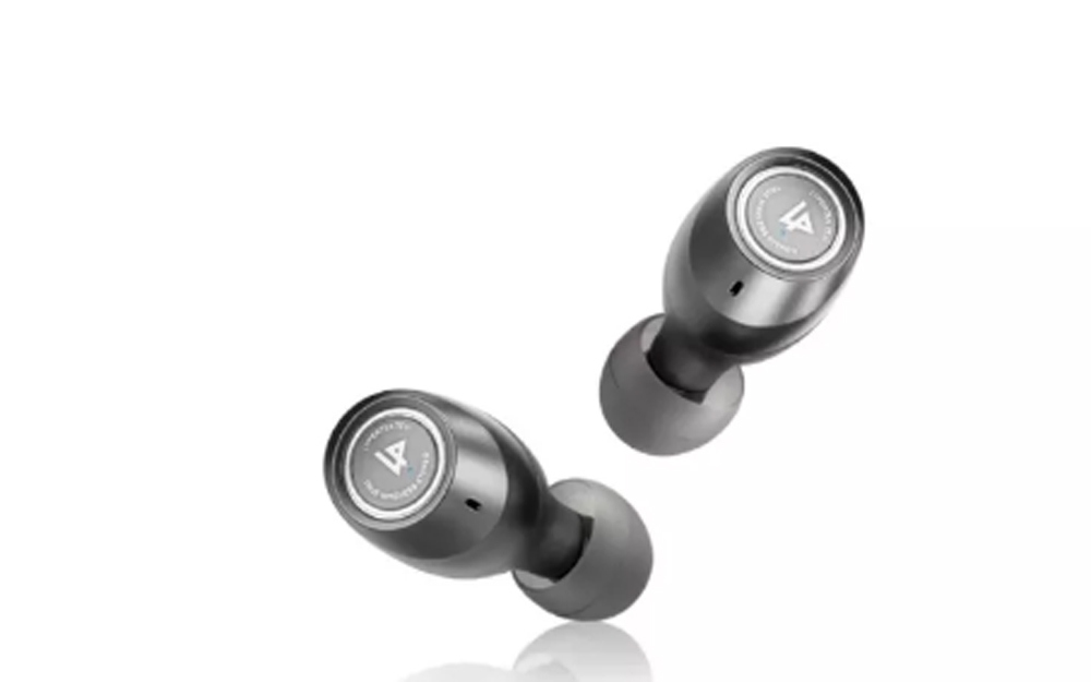 Tuy thiết kế có vẻ hơi đơn điệu nhưng mẫu tai nghe Lypertek Tevi có pin "khủng", lên tới 70 tiếng đồng hồ. Giá của nó là gần 80 USD.