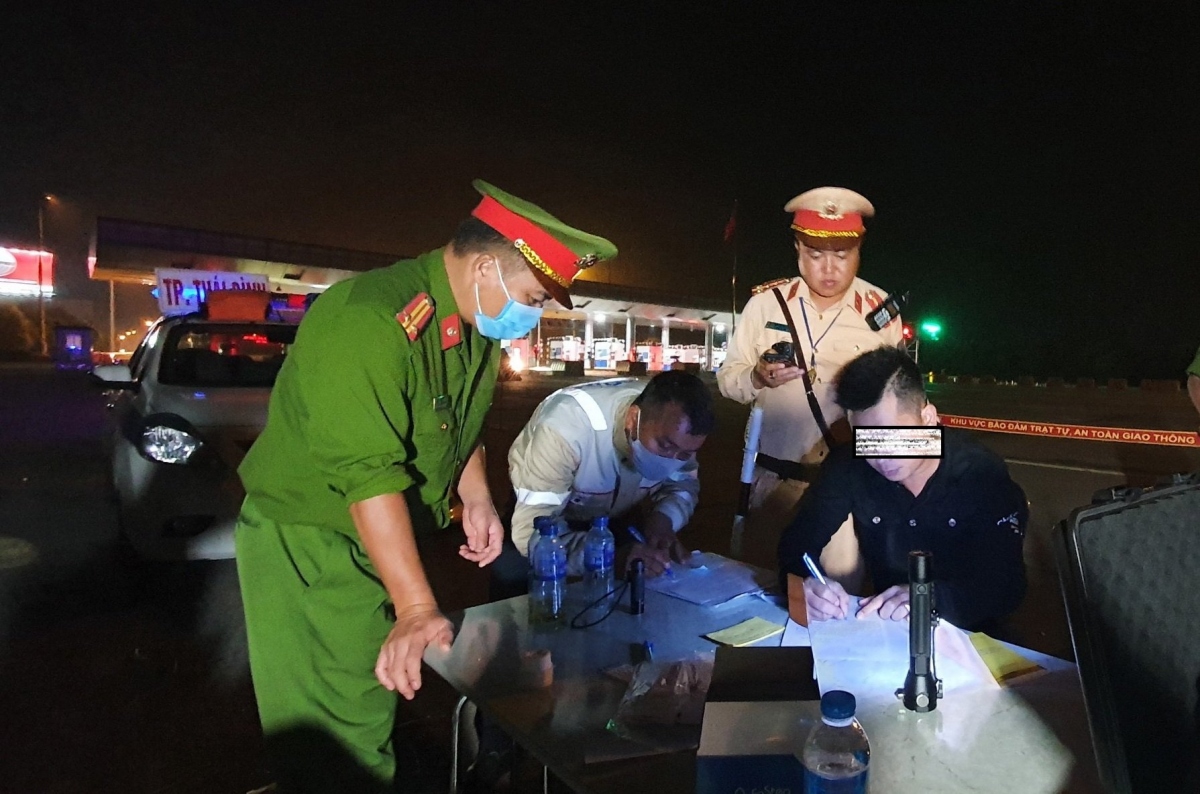 Phát hiện lái xe dương tính với ma túy khi lưu thông trên cao tốc Hà Nội - Hải Phòng