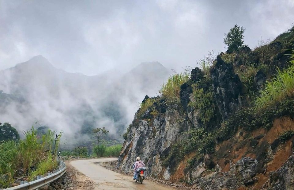 Travelling by motorbike along these paths proves to be an unforgettable experience for visitors. (Photo: Pham Hang)