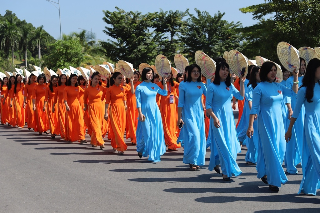 Over 2,000 women take part in a street parade in Ha Long city proudly wearing an Ao Dai.