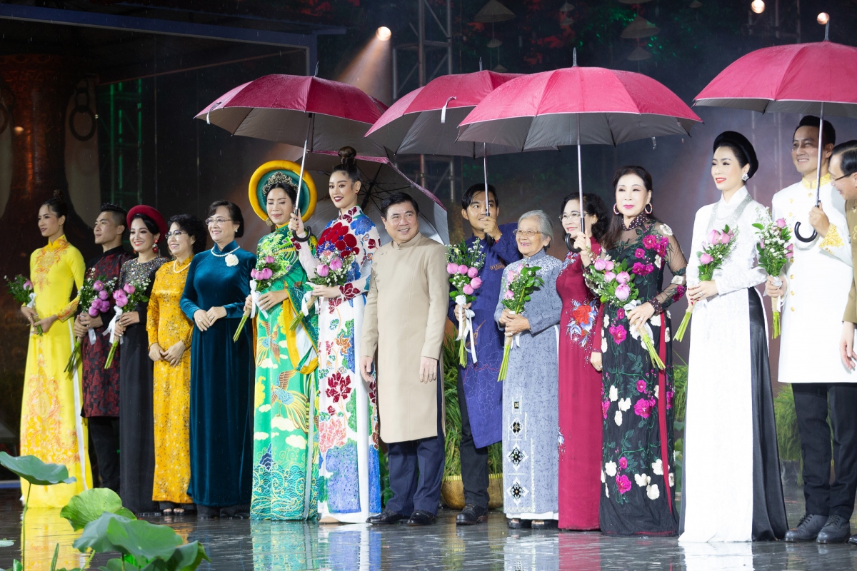 Cùng với các Đại sứ khác, Hoa hậu Khánh Vân xuất hiện rạng rỡ trên sân khấu với chiếc ô trên tay. 