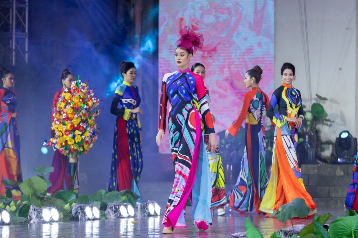  Là “Người đẹp áo dài” tại hai mùa của Hoa hậu Hoàn vũ Việt Nam, Khánh Vân chứng tỏ đẳng cấp khi khoác lên người bộ áo dài, trình diễn thướt tha, duyên dáng trên sân khấu. 