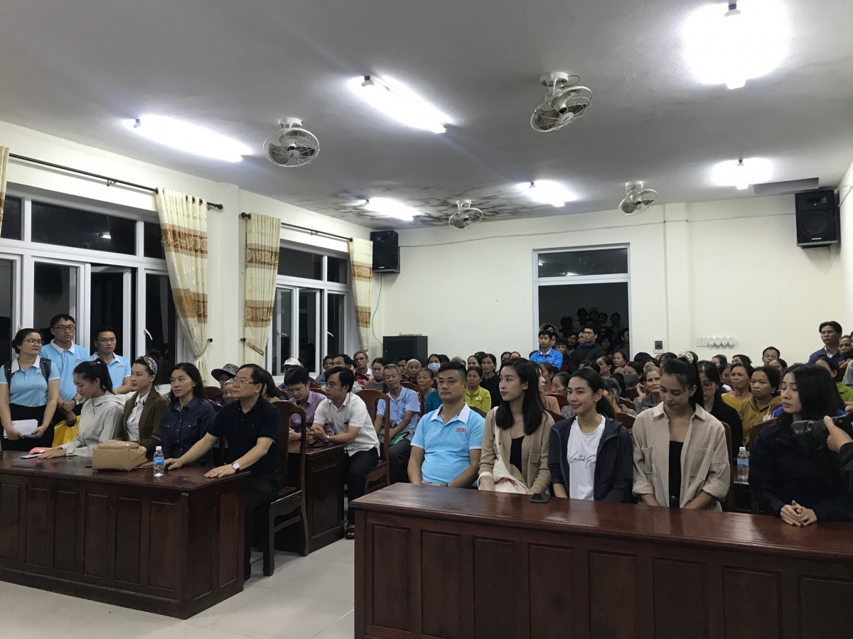 Tối ngày 21/10, Đỗ Mỹ Linh - Tiểu Vy - Lương Thuỳ Linh cùng BTC Hoa Hậu Việt Nam đã bắt đầu trao tiền cho những đồng bào miền Trung ngay khi vừa đặt chân đến Huế.