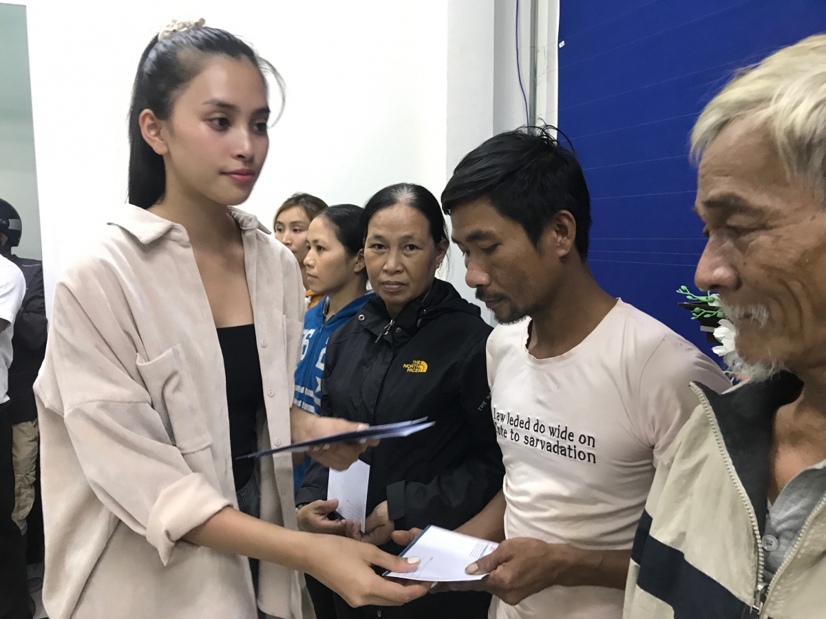 Hoa hậu Tiểu Vy trao tặng tiền mặt chia sẻ những khó khăn với người dân ở Huế.