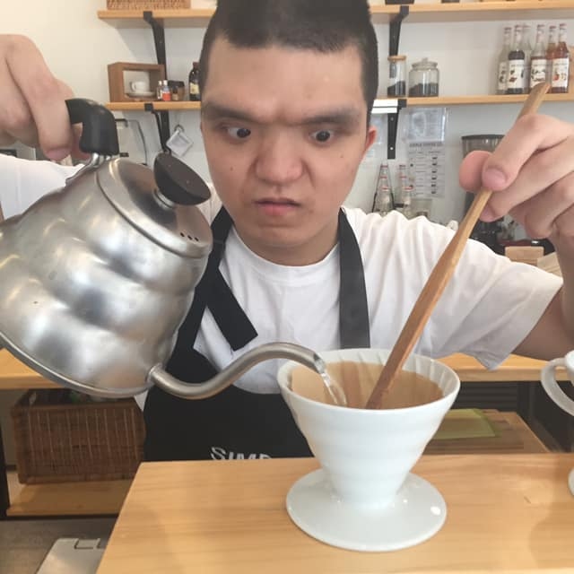 Giờ đây, Hoàng được đánh giá là một nhân viên tuyệt vời (ảnh trên FB Simple Coffee)