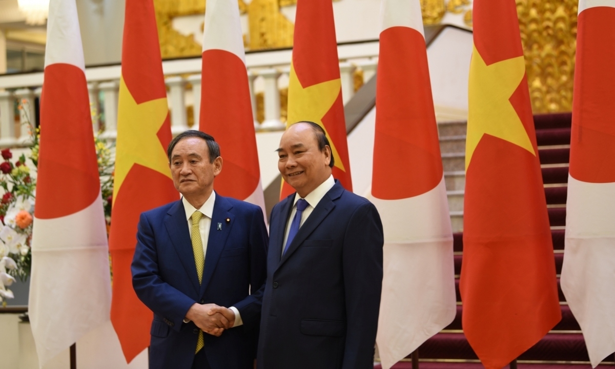 Prime Minister Nguyen Xuan Phuc (R) welcomes his Japanese counterpart Prime Minister Yoshihide