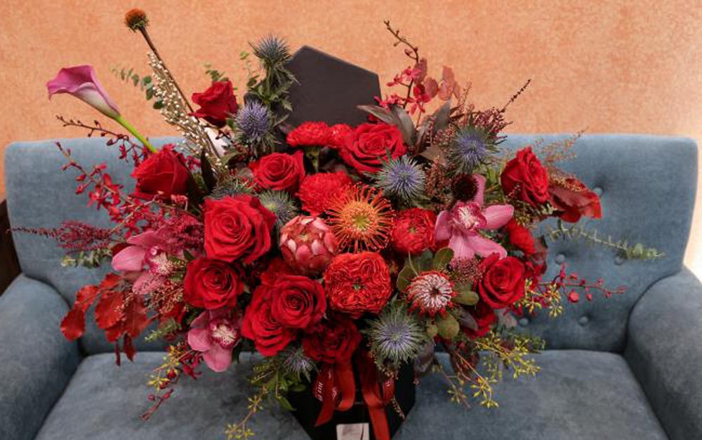 Những bó hoa, lẵng hoa nhập khẩu được bày bán với giá từ 1.500.000 đồng, còn hộp và bình hoa thì có giá từ 3.000.000 đồng. Trong ảnh là một hộp hoa được cắm bằng những bông hồng nhập khẩu từ Ecuador và một số loại hoa khác nhập từ Hà Lan có giá 5.200.000 đồng. (Ảnh: VTC News)