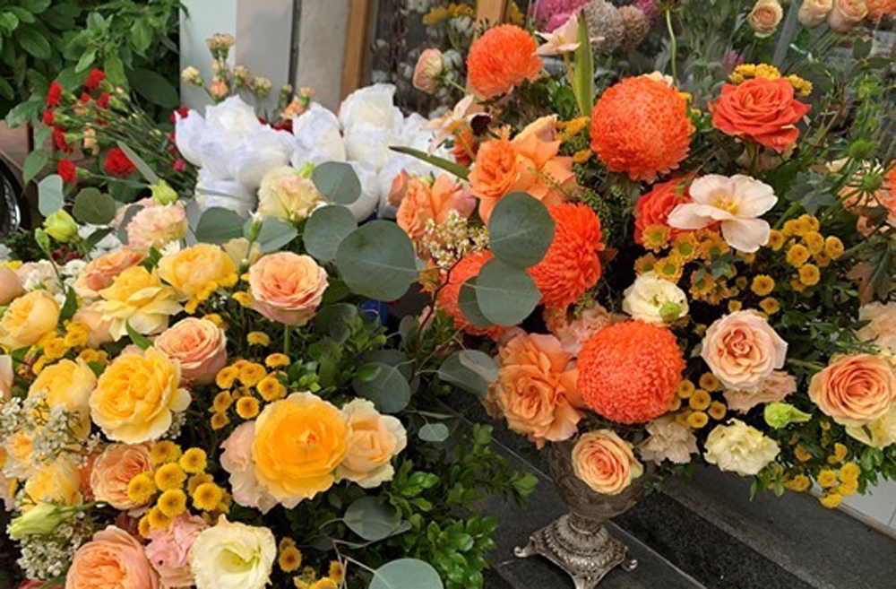 Những bình hoa tươi thắm kết hợp nhiều loại hoa nhập khẩu và nội địa có giá 2-3 triệu đồng. (Ảnh: Infonet)