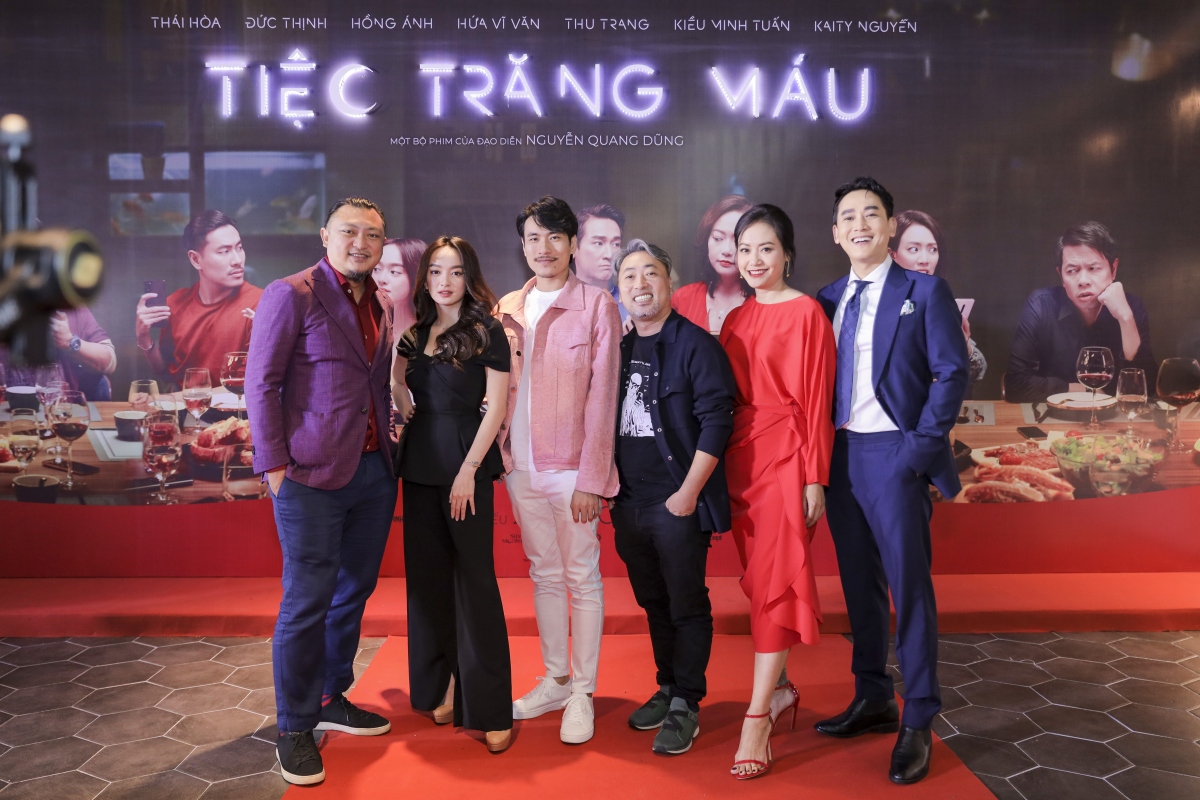 "Tiệc trăng máu" là số ít phim điện ảnh Việt hội tụ những cái tên đình đám và chất lượng như Thái Hoà, Đức Thịnh, Kiều Minh Tuấn, Thu Trang, Hứa Vĩ Văn, Hồng Ánh, Kaity Nguyễn. Ngày 20/10, dàn sao "khủng" của bộ phim đã có mặt tại Hà Nội để tổ chức buổi ra mắt thứ hai.