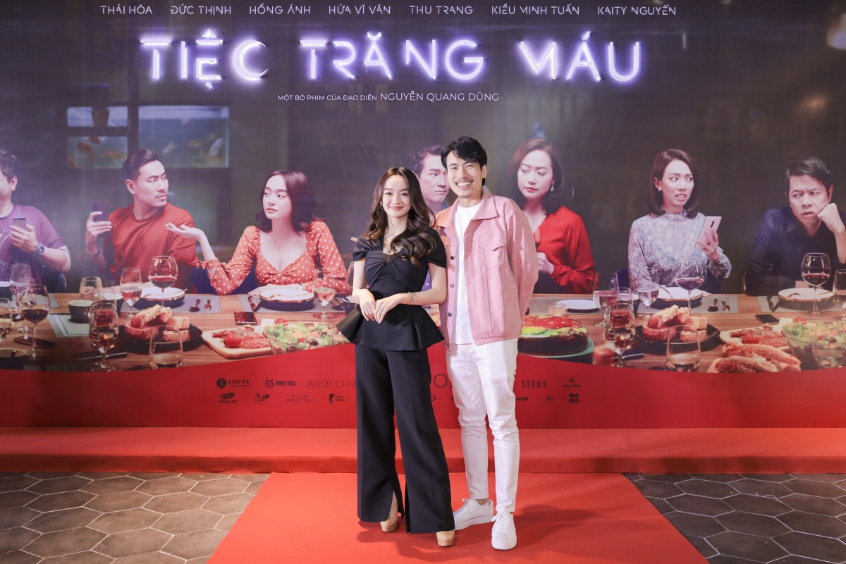Còn cặp đôi Kaity Nguyễn và Kiều Minh Tuấn tái hợp trong vai cặp đôi vợ chồng chưa cưới.