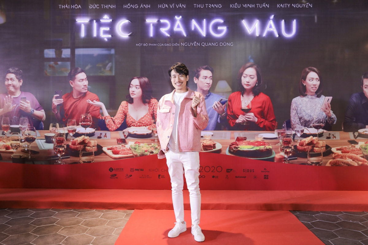 Chia sẻ về "người tình màn ảnh" Kaity Nguyễn, nam diễn viên nhận xét bạn diễn đã trưởng thành, chững chạc, thông minh hơn. Anh cũng hé lộ trong phim, cặp đôi sẽ có những phân cảnh thân mật táo bạo hơn so với thời yêu đương trong "Em chưa 18".