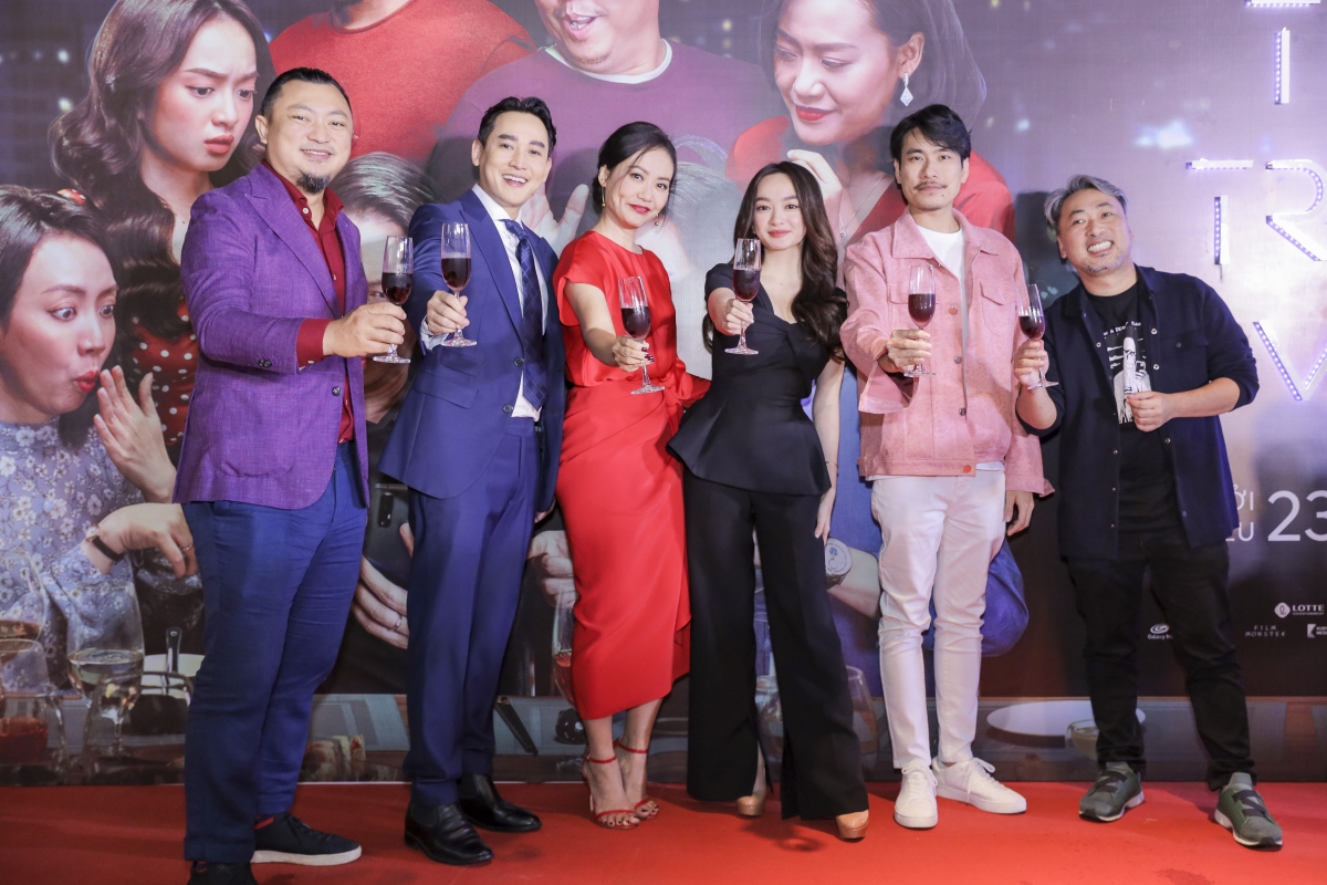 "Tiệc trăng máu" với sự tham gia diễn xuất của dàn diễn viên thực lực, giới làm phim mong muốn tác phẩm này góp phần kéo khán giả trở lại rạp sau dịch và đạt mức doanh thu phòng vé cao./.