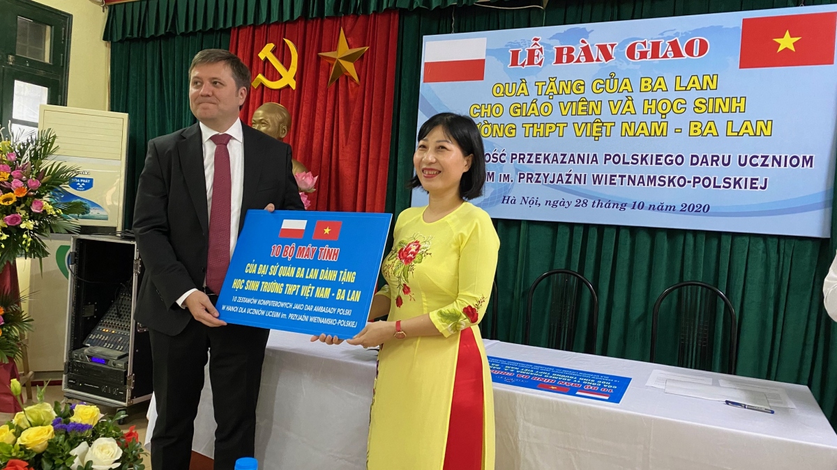 Lễ bàn giao quà tặng của Ba Lan cho trường Trung học Phổ thông Việt Nam – Ba Lan