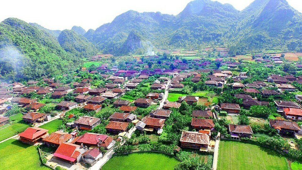 Các ngôi nhà sàn trong làng du lịch cộng đồng Quỳnh Sơn có kiến trúc đồng nhất, độc đáo với cửa nhà quay về hướng Nam, tạo không gian thoáng mát, hài hòa với thiên nhiên.