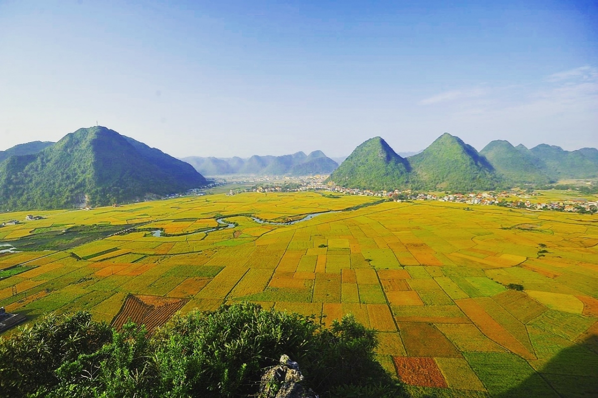 Thung lũng Bắc Sơn với địa hình bằng phẳng, rộng lớn; những dòng suối uốn lượn qua các cánh đồng lúa vào mùa gặt nên vẻ đẹp khó quên với du khách.