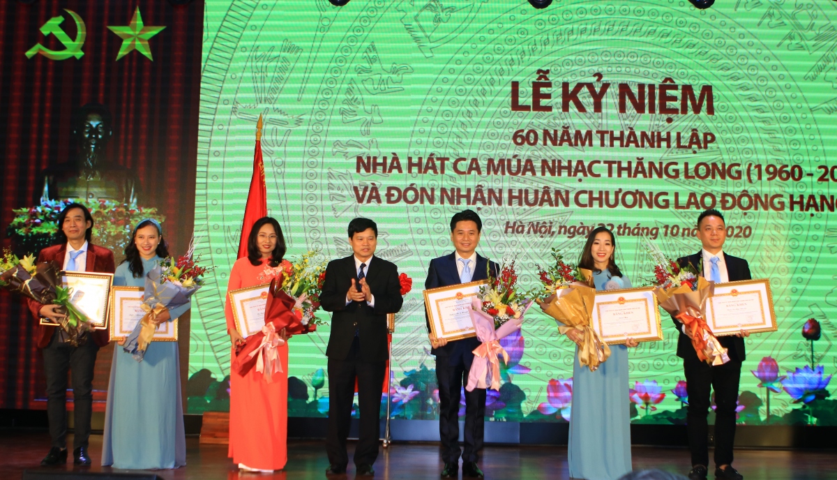 Phó Chủ tịch UBND thành phố Ngô Văn Quý trao Bằng khen của UBND thành phố Hà Nội cho hai tập thể và bốn cá nhân có thành tích xuất sắc.