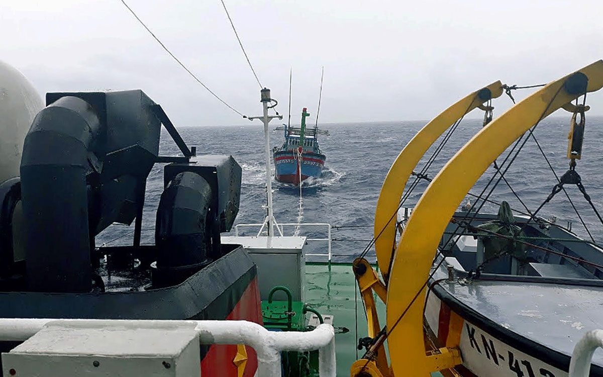 Tàu KN413 cứu tàu cá và 3 ngư dân bị nạn trên biển