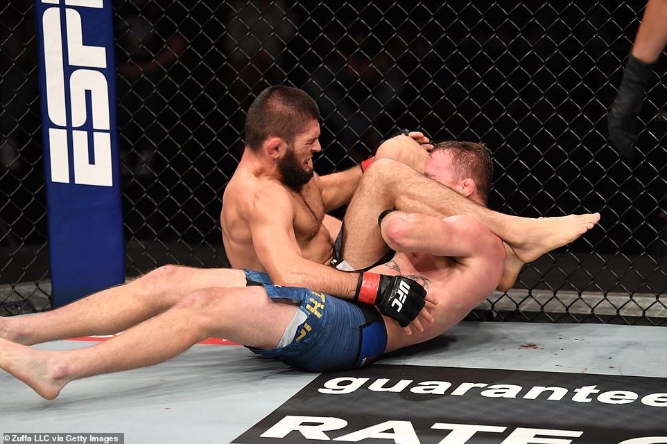 Khabib đánh bại Justin bằng đòn khóa tam giác. (Ảnh: Getty)