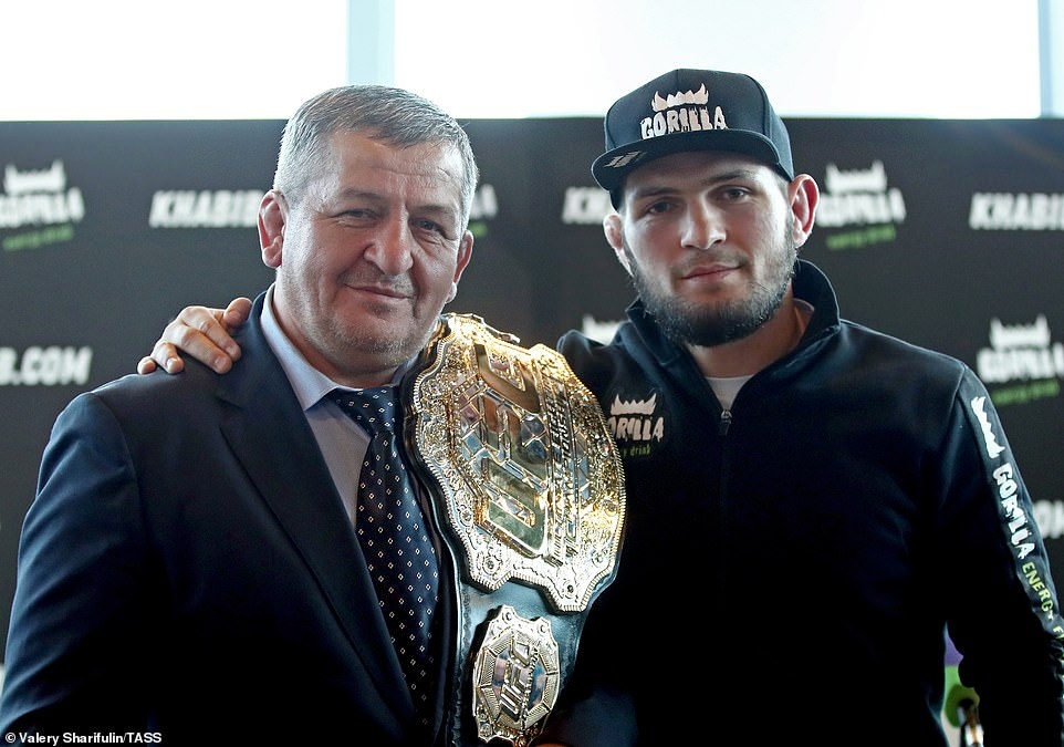 Ông Abdulmanap có ảnh hưởng lớn tới sự nghiệp của Khabib. (Ảnh: TASS)